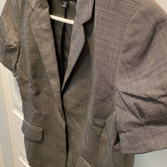 Banana Republic short sleeve blazer. Size 4. - Picture 2 of 5